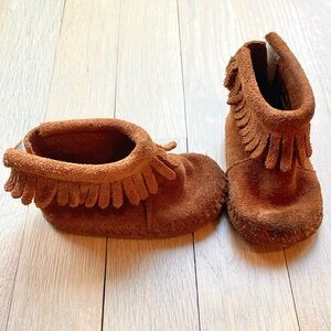 Minnetonka Baby Fringed Back Flap Bootie Size 2 (3-6 Months)